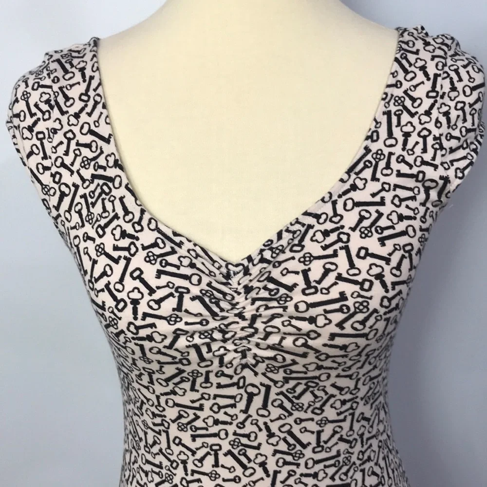 Divided Key dress - Picture 2 of 7